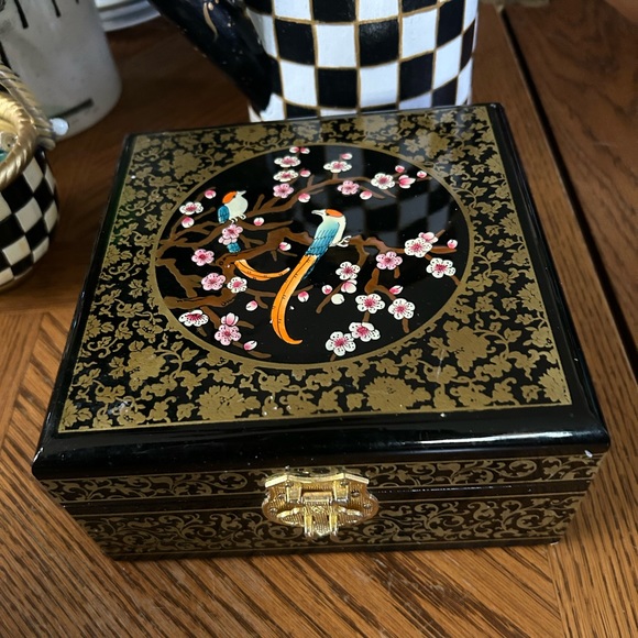 Vintage Black Lacquer Jewelry Box - Picture 4 of 12